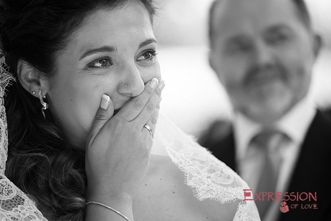 novia emocionada en ceremonia civil